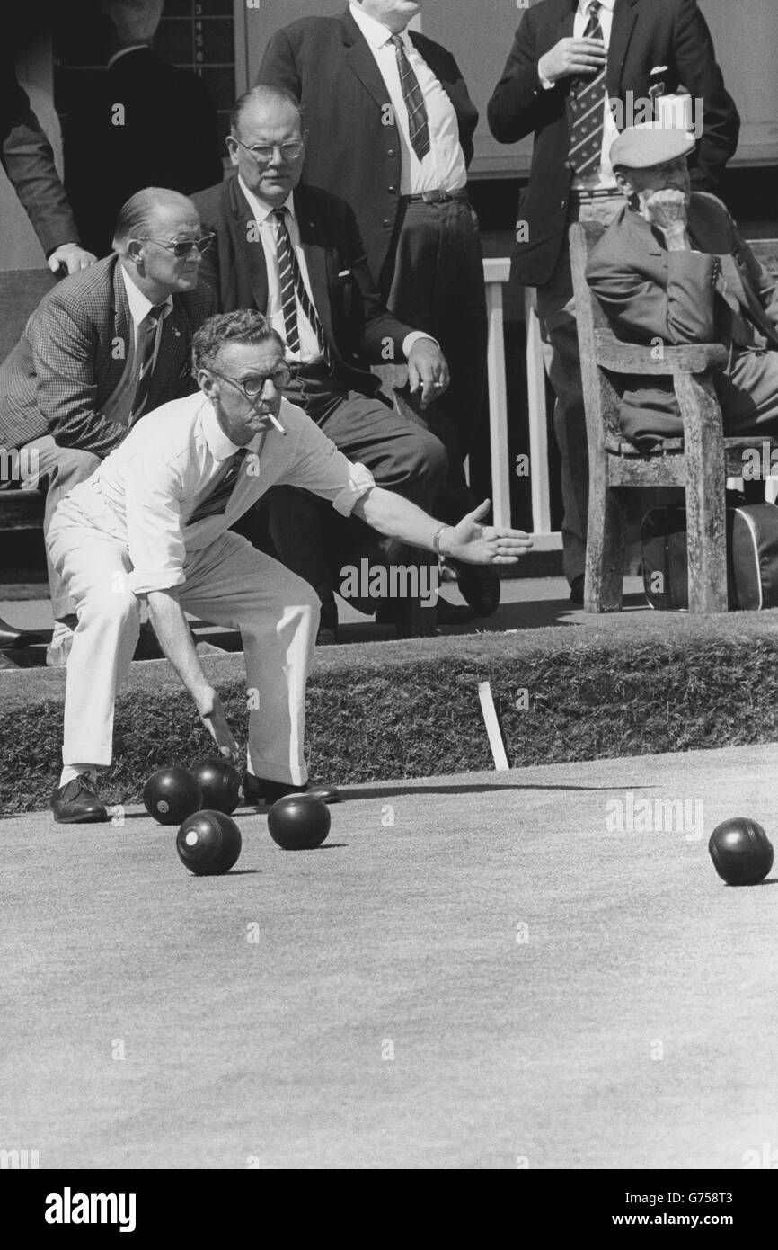 George Avenall (Sussex) durante il campionato inglese Bowls Association a Mortlake, Londra. Foto Stock