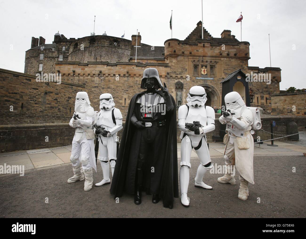 Protagonista di Star Wars Darth Vader con Stormtroopers e Snowtroopers al Castello di Edimburgo in vista di una proiezione di Star Wars Episode V The Empire Strikes Back (1980) al Festival Internazionale del Cinema di Edimburgo. Foto Stock