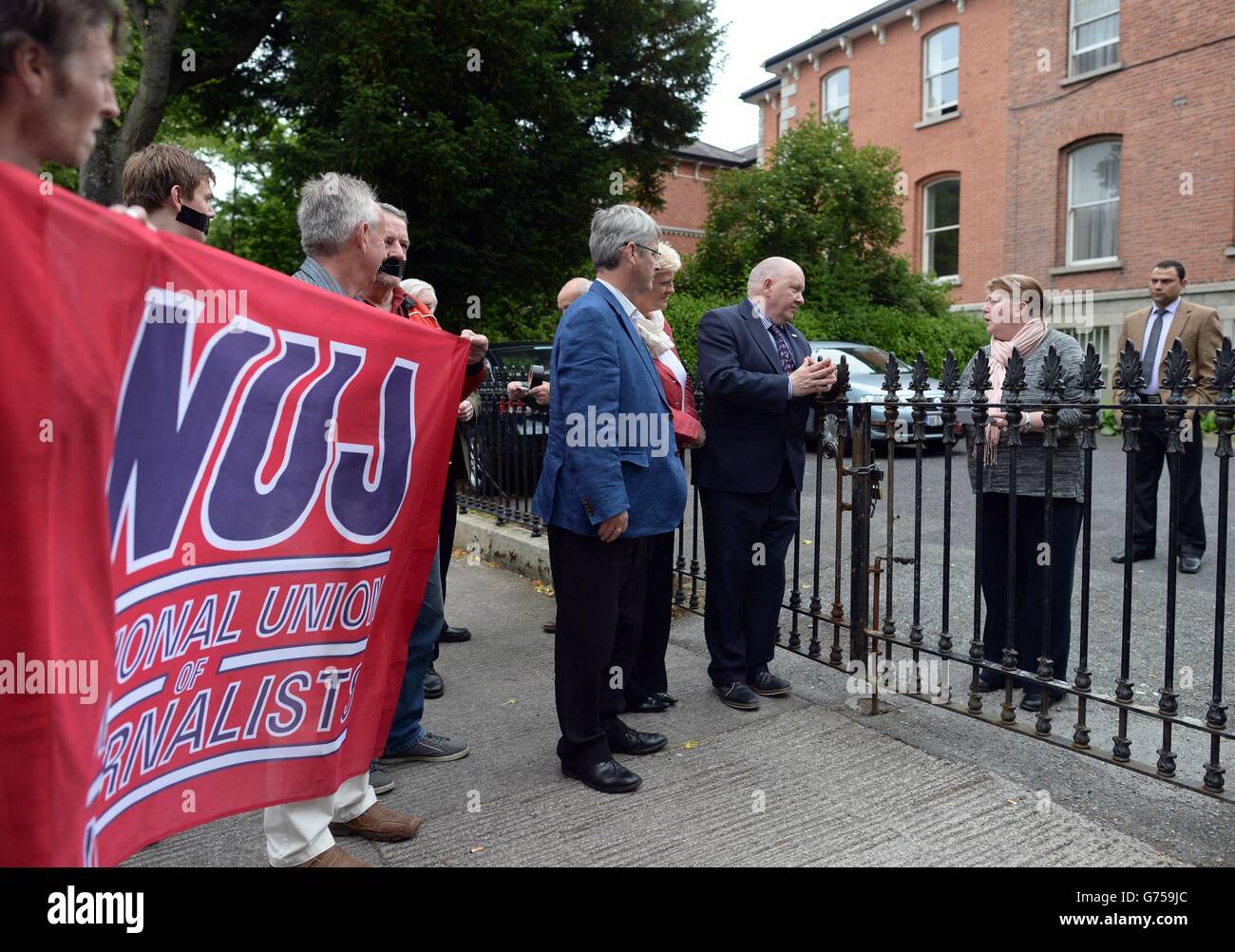 Una delegazione dell'Unione Nazionale dei giornalisti, tra cui Seamus Dooley (centro), segretario della NUJ Ireland, ha inviato una lettera di protesta al rappresentante dell'Ambasciata d'Egitto (signora senza nome a destra) in assenza dell'ambasciatore Sherif Elkholi a Dublino, Irlanda. Foto Stock