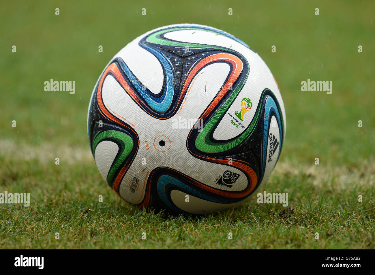 Dettaglio della palla di partita Adidas Brazuca su cui è posizionato il  quadrante dell'angolo Foto stock - Alamy