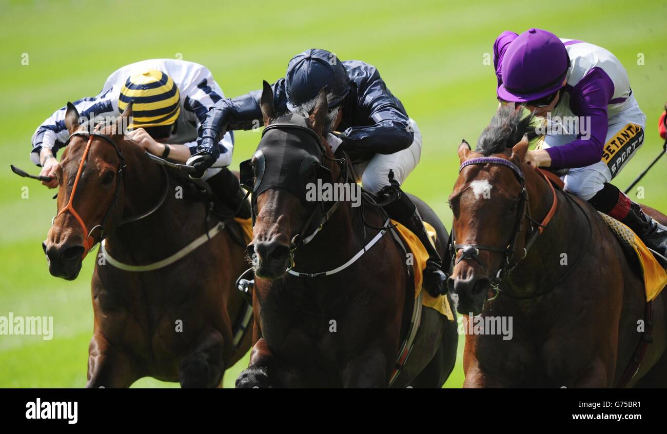 La fontana della gioventù guidata da Seamus Heffernan (blu della marina) vince la Dubai Duty Free Sapphire Stakes durante il secondo giorno il Dubai Duty Free Irish Derby Festival presso l'ippodromo di Curragh, Co Kildare, Irlanda. Foto Stock