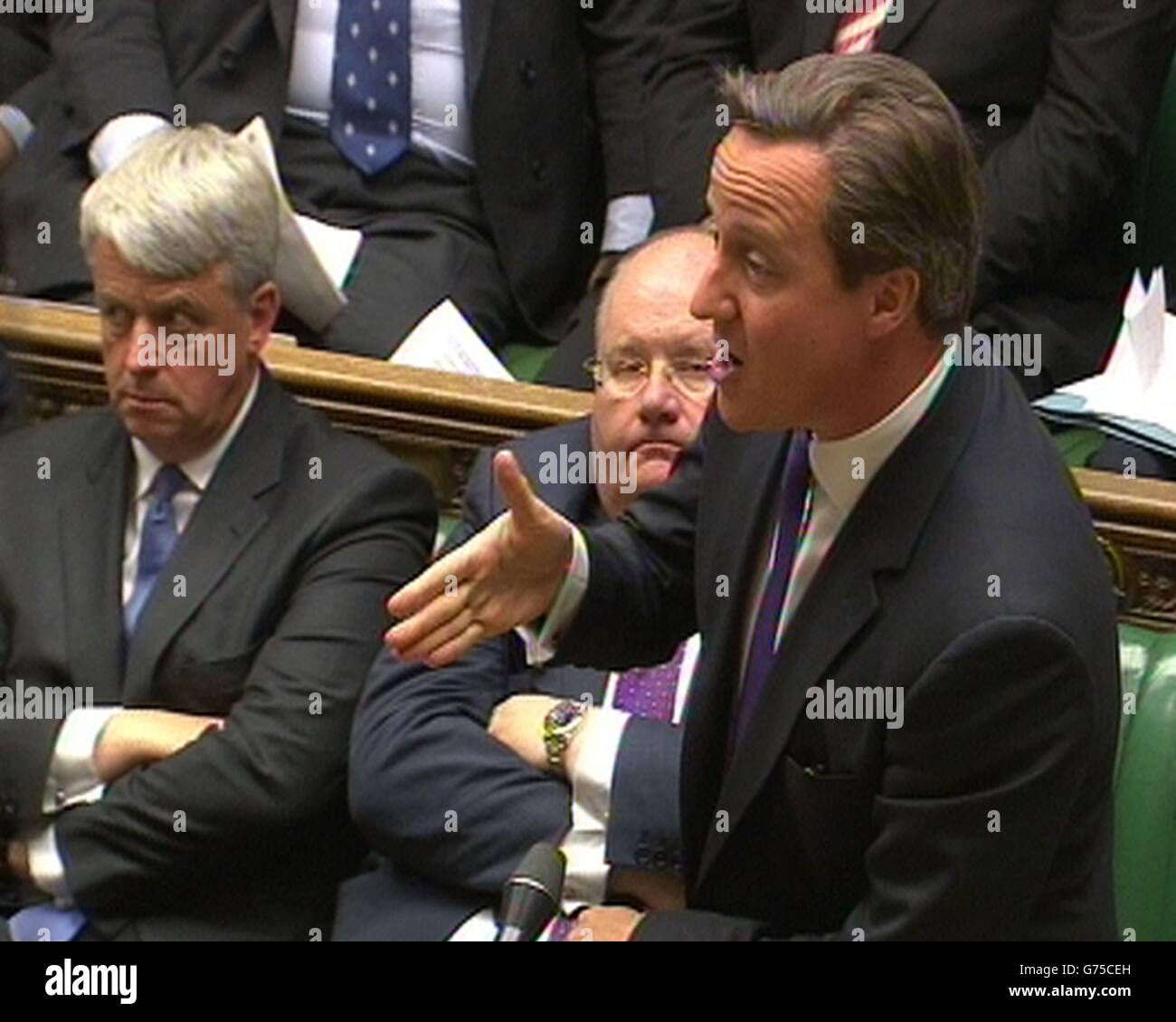 Il primo ministro David Cameron parla alla Camera dei Comuni, Londra, mentre è interrogato dai parlamentari sulla nomina del presidente dell’UE Jean-Claude Juncker. Foto Stock