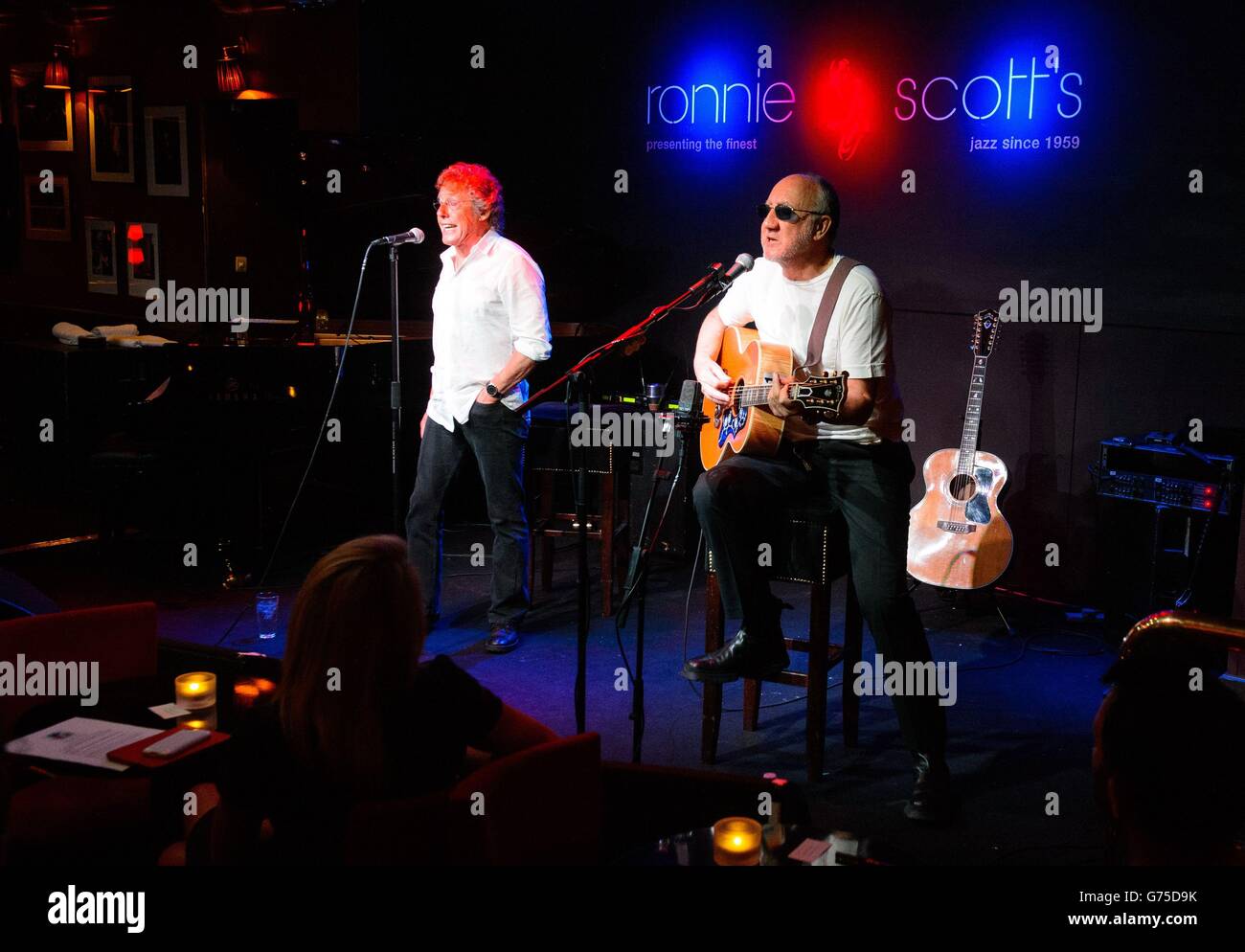 Roger Daltry (a sinistra) e Pete Townshend del Who si esibiscono al Ronnie Scott's, nel centro di Londra, al lancio del tour "The Who Hits 50". Foto Stock