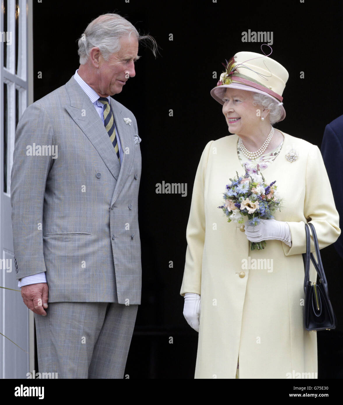 La regina Elisabetta II e il Duca di Rothesay durante una visita a Dumfries House di Cumnock. Foto Stock