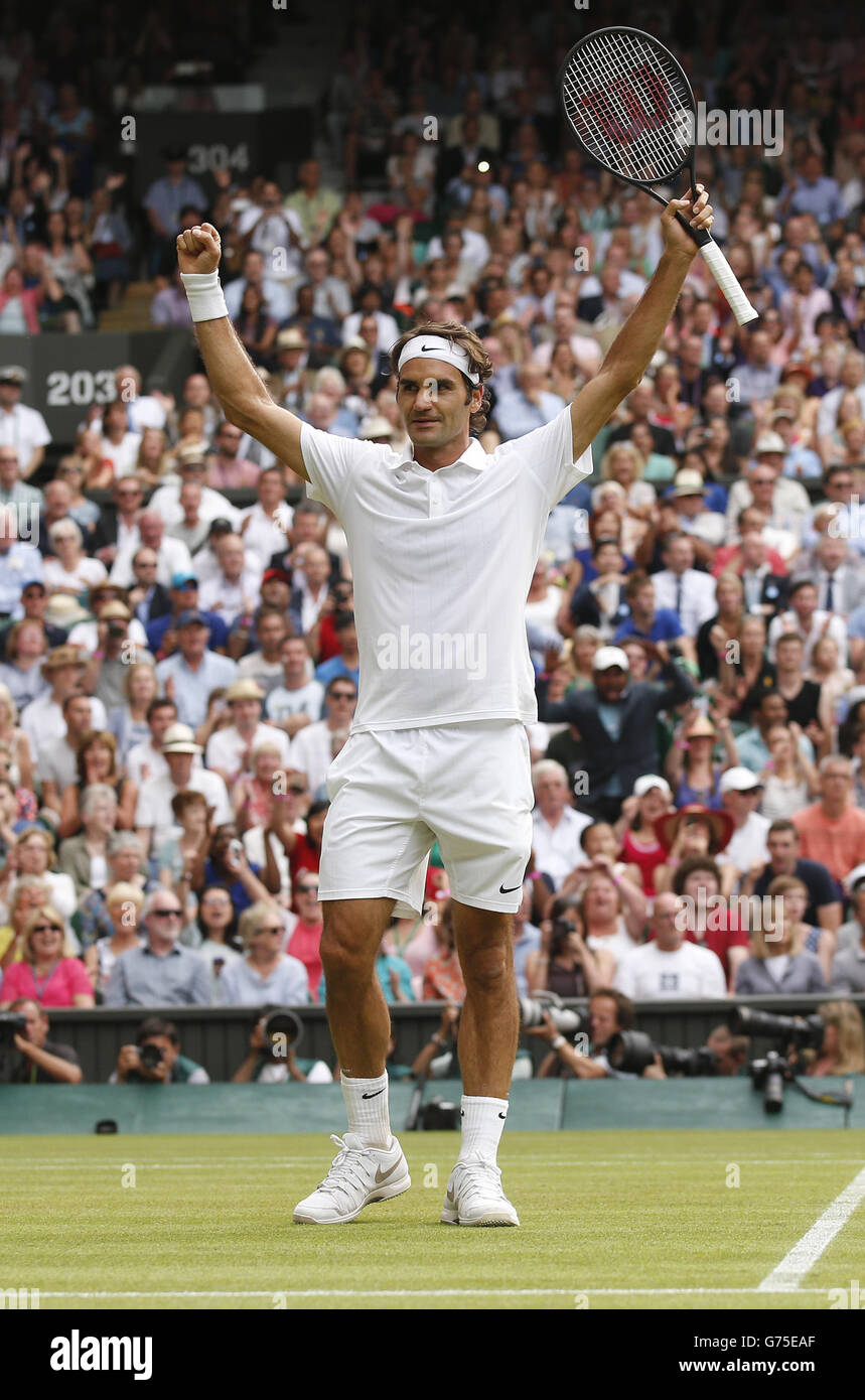 Tennis - 2014 Wimbledon Championships - Day Ten - The All England Lawn  Tennis and Croquet Club. Roger Federer in Svizzera celebra la sconfitta di  Stan Wawrinka in Svizzera Foto stock - Alamy