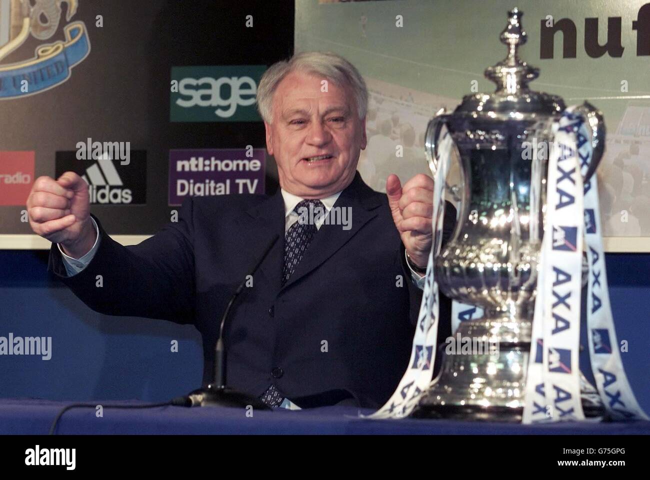 Il manager della Newcastle United Bobby Robson mostra la fa Cup al Ground St James' Park del club, in vista della partita finale del suo team AXA fa Cup contro Arsenal. Foto Stock