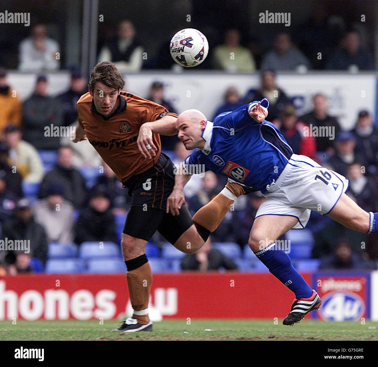 I punteggi Paul Butler (L) di Wolverhampton Wanderers fanno capo alla palla per segnare il gol di apertura che batte Tommy Mooney di Birmingham durante la loro partita della Nationwide League Division 1 al St Andrews Ground di Birmingham. NESSUN UTILIZZO NON UFFICIALE DEL SITO WEB DEL CLUB. Foto Stock