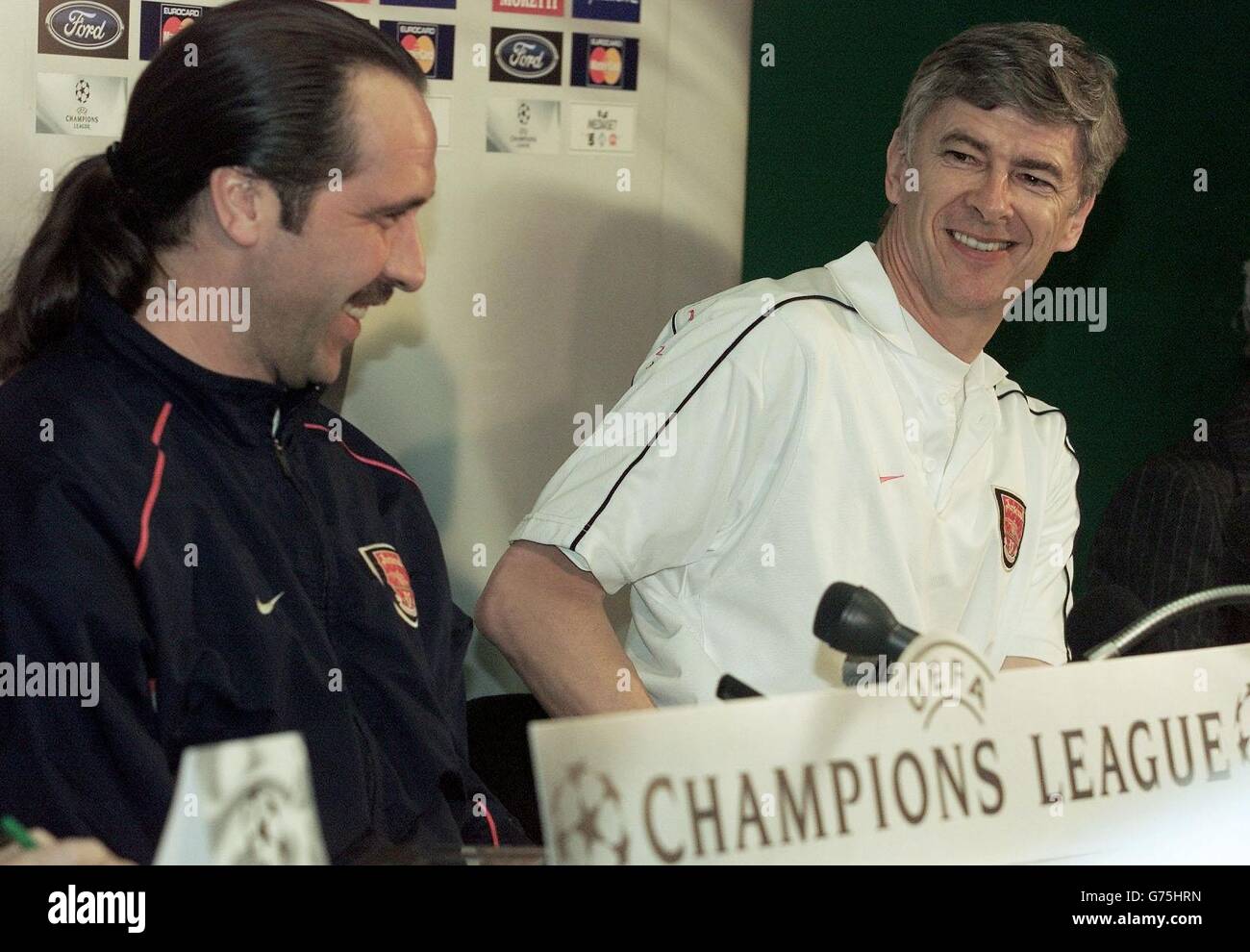 Arsenal Football Club manager Arsene Wenger e il portiere di prima scelta David Seaman durante una conferenza stampa a Torino in vista della Champions League contro Juventues allo stadio delle Alpi. Foto Stock