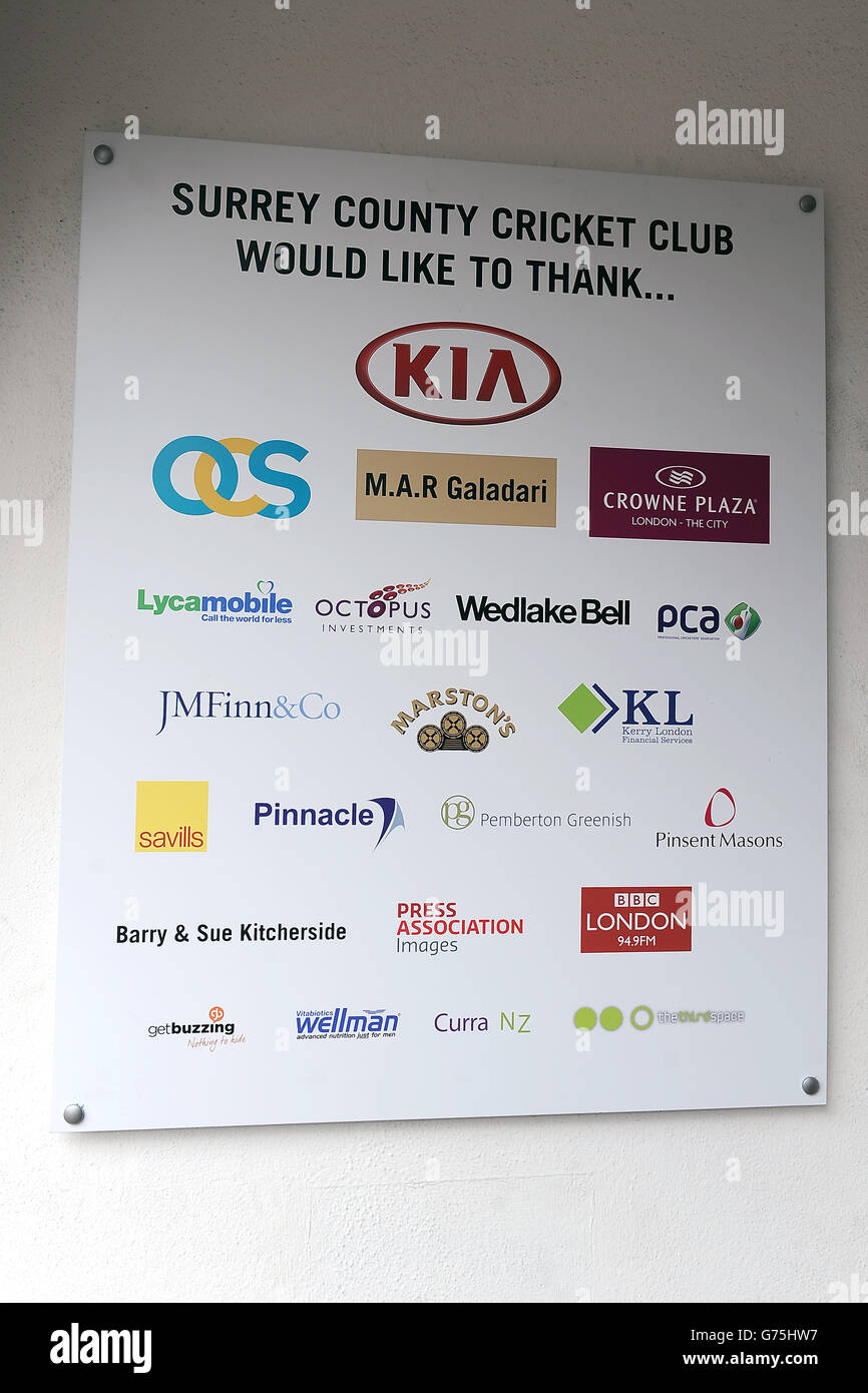 Cricket - LV= Campionati della Contea - Divisione due - giorno uno - Surrey v Hampshire - Kia Oval. Dettaglio di un segno che elenca gli sponsor al Kia Oval Foto Stock
