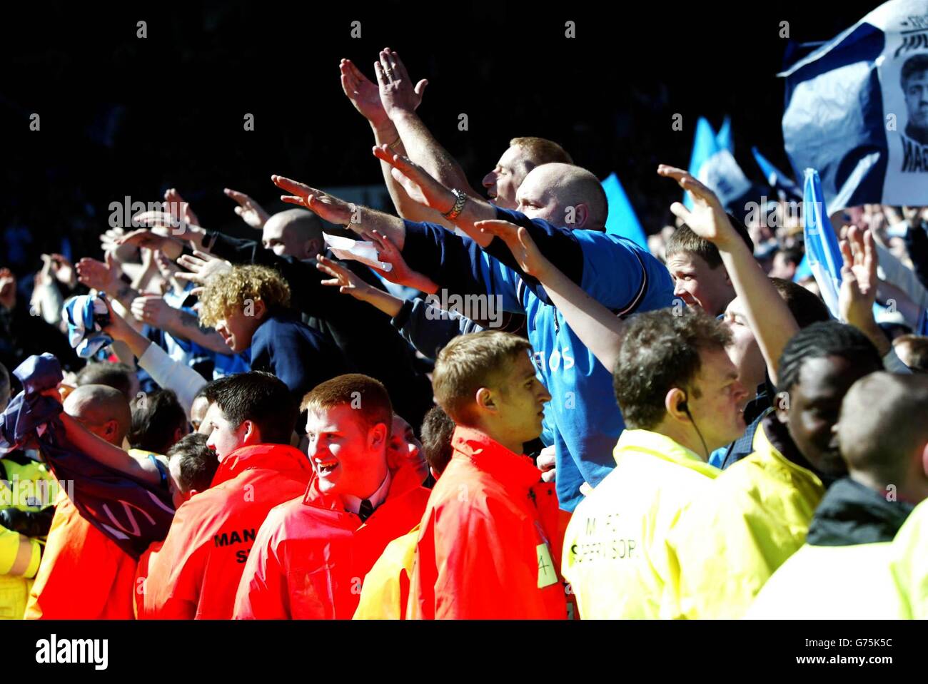 I tifosi di Manchester City festeggiano la vittoria del titolo dopo la partita della Nationwide Division 1 contro Barnsley allo stadio Maine Road di Manchester City. Punteggio finale: Man City 5 Barnsley 1. NESSUN UTILIZZO NON UFFICIALE DEL SITO WEB DEL CLUB. Foto Stock