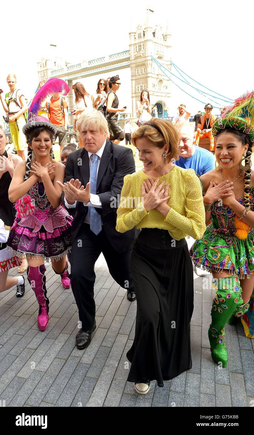 Il Sindaco di Londra Boris Johnson riceve alcuni suggerimenti danzanti da Darcey Bussell (seconda destra) e Bolivian Folk danzatori, la coppia stanno promuovendo la Grande Danza che mira a ottenere londinesi in forma danzando durante il fine settimana del 12-13 luglio, Presso la fotocellula sulla riva sud del Tamigi nel centro di Londra. Foto Stock