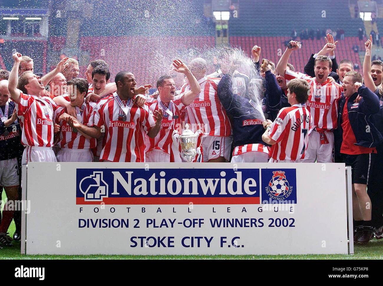 Stoke City festeggia dopo la vittoria del 2-0 su Brentford nella finale di due partite della Nationwide Division tra Brentford e Stoke al Millennium Stadium di Cardiff. . Foto Stock