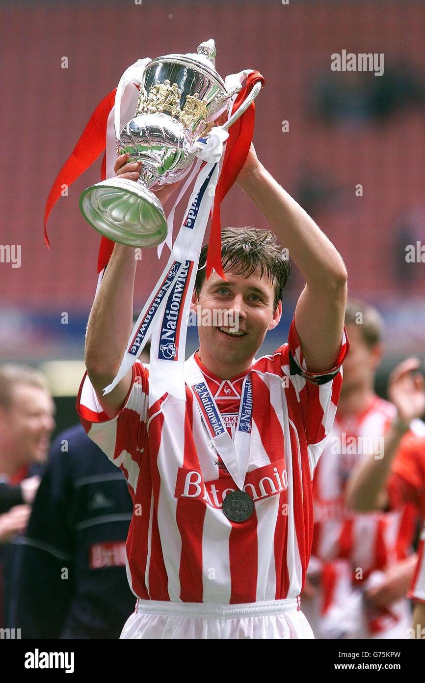 Il capitano della città di Stoke Peter Handyside alza il trofeo dopo la vittoria di Stoke su Brentford nel 2-0 nella finale di play-off della Nationwide Division 2 tra Brentford e Stoke al Millennium Stadium di Cardiff. NESSUN UTILIZZO NON UFFICIALE DEL SITO WEB DEL CLUB. Foto Stock