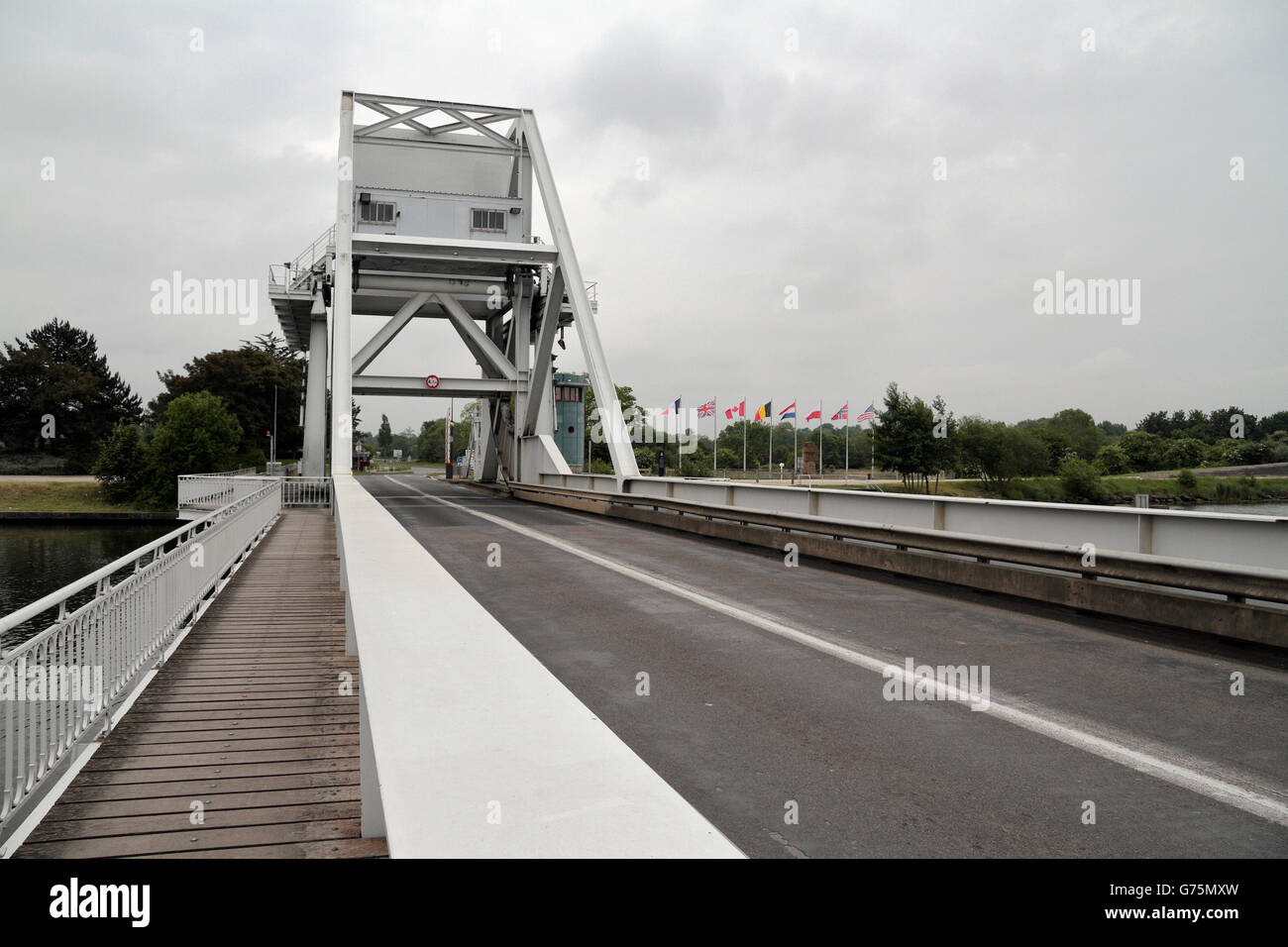 Vista lungo la carreggiata sul nuovo canale di Caen (Pegasus) (sollevamento di laminazione) ponte, Normandia, Francia. Foto Stock