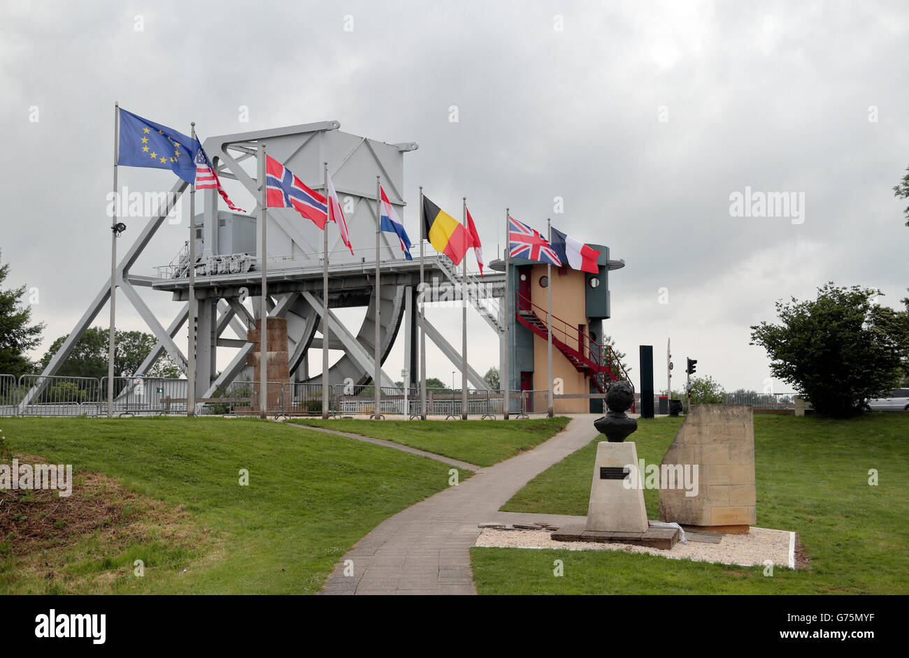 Visualizzare passato il busto del Maggiore John Howard verso il nuovo canale di Caen (Pegasus) ponte, Normandia, Francia. Foto Stock