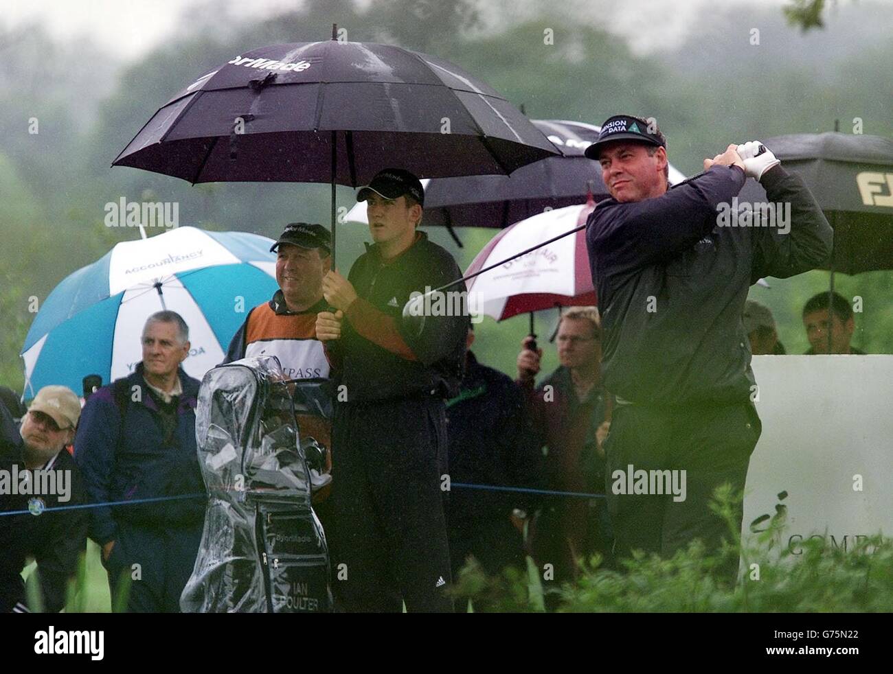 Darren Clarke tee off il 9 ° durante il suo 2 ° turno come egli va in testa all'inglese Open alla Foresta di Arden. Foto Stock