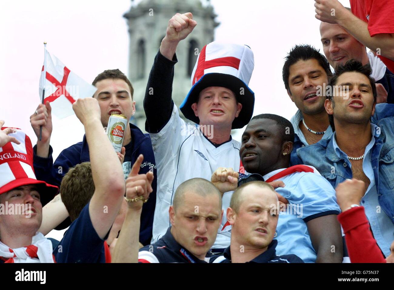 L'ex-inglese internazionale Paul Gascoigne (gazza) è stato mollato dai tifosi inglesi in Trafalgar Square nel centro di Londra dopo che l'Inghilterra ha battuto l'Argentina 1-0 nella Coppa del mondo in Giappone. Foto Stock