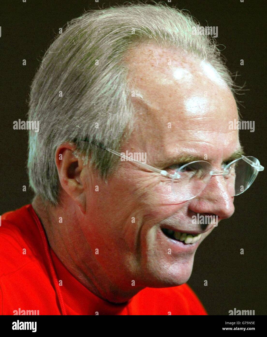 Il direttore inglese Sven-Goran Eriksson durante una conferenza stampa ad Awaji, Giappone. L'Inghilterra ha sconfitto l'Argentina 1-0 nella loro Coppa del mondo, gruppo F, prima partita al Sapporo Dome. L'Inghilterra ora giocherà la Nigeria nella loro partita finale del primo turno. Foto Stock