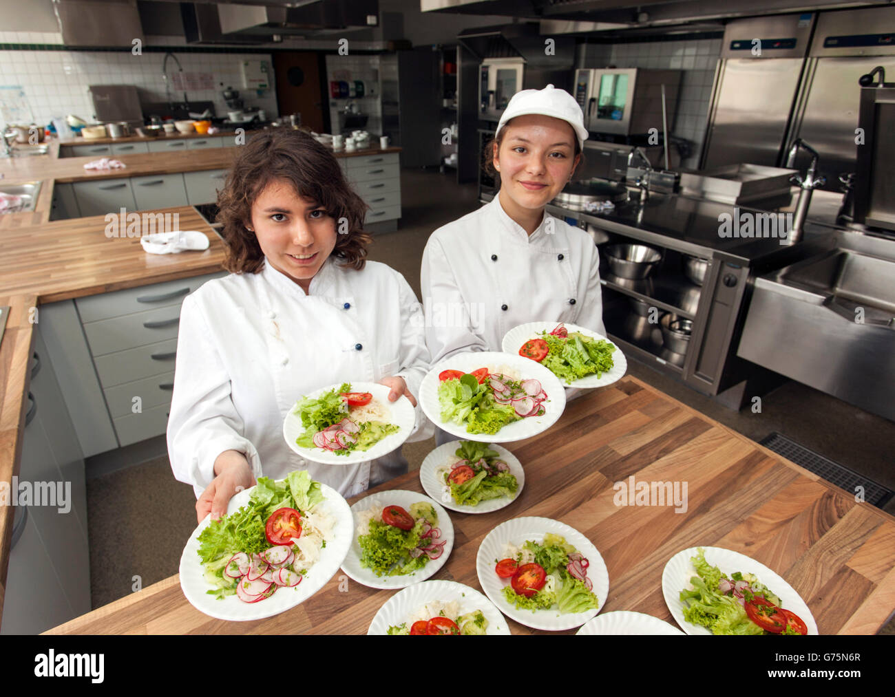 Germogliando chef hanno preparato le insalate. Foto Stock