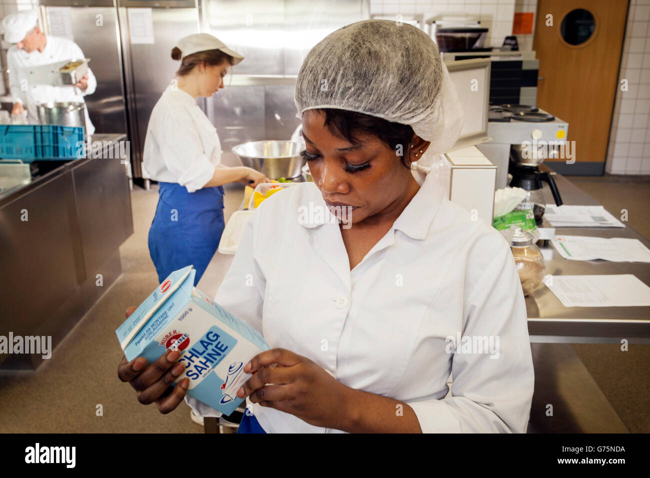 I preparativi per il pranzo in una cucina commerciale. Foto Stock