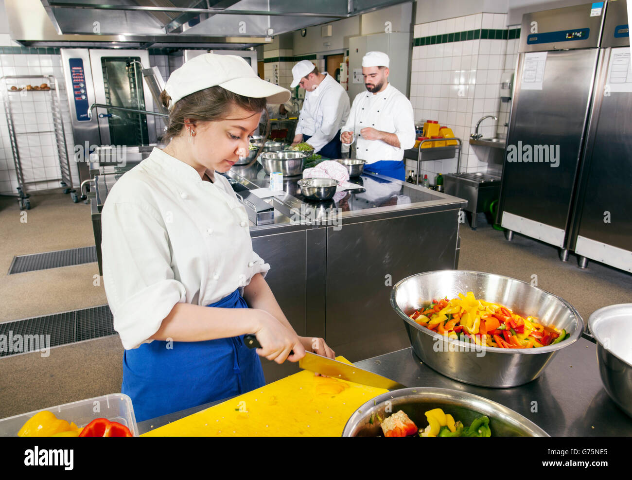 Apprendista cuoco paprika tagliati per pranzo. Foto Stock