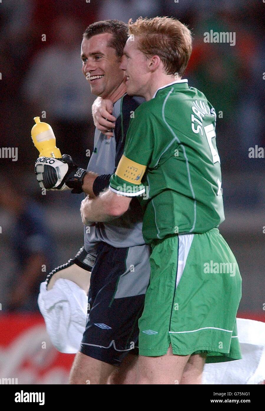 Shay irlandese e Steve Staunton festeggiano, dopo che il loro fianco è progredito agli ultimi 16 della Coppa del mondo battendo l'Arabia Saudita 3-0 a Yokohama, Giappone. Foto Stock