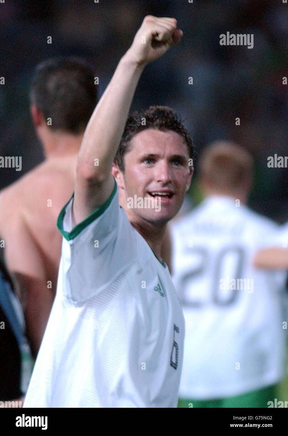 Robbie Keane, irlandese, saluta i fan, dopo che il suo fianco è passato agli ultimi 16 mondiali battendo l'Arabia Saudita 3-0 a Yokohama, Giappone. Foto Stock