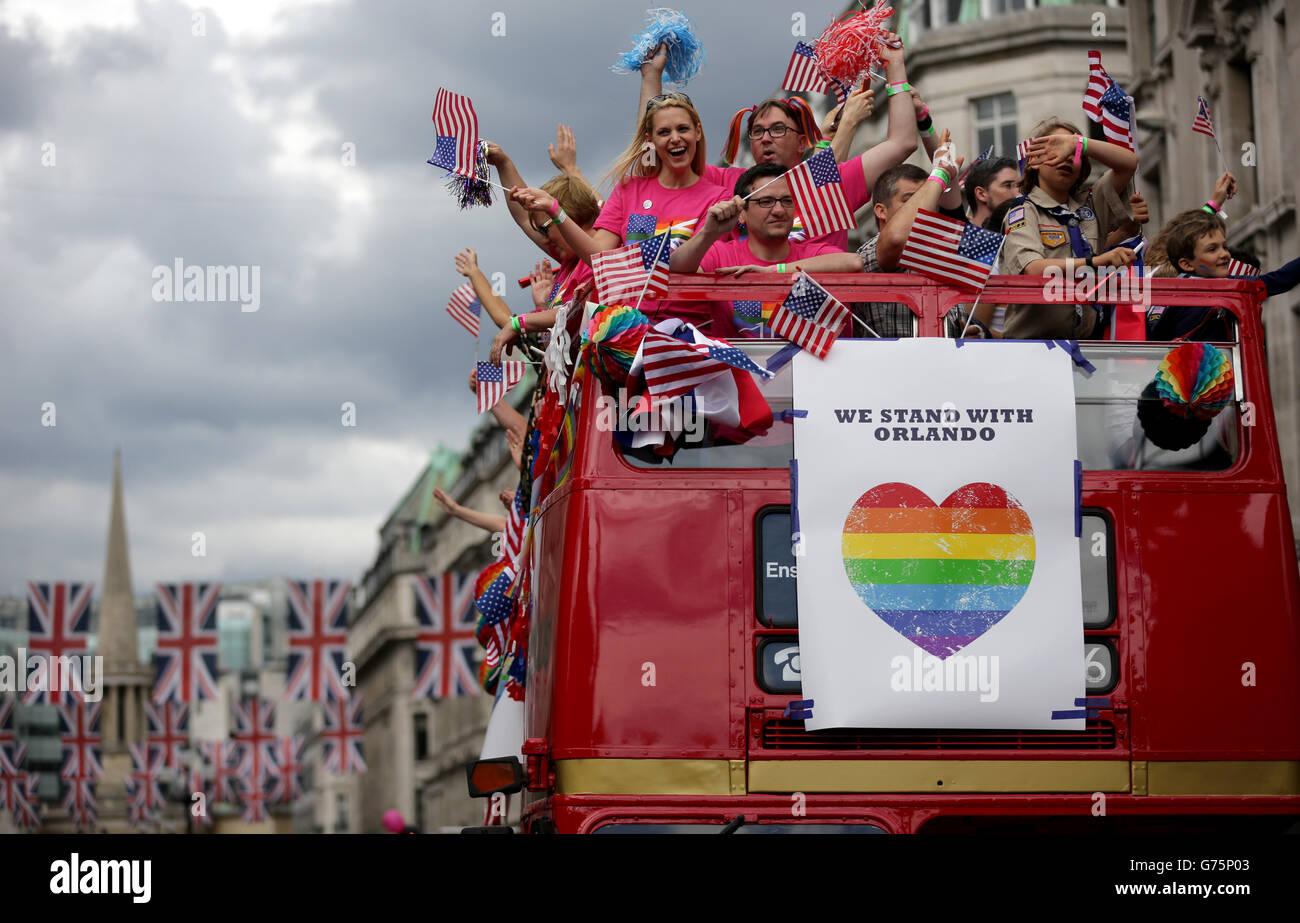 Un bus che mostra un messaggio di solidarietà alla città statunitense di Orlando durante l orgoglio di Londra parade, come si fa il suo modo attraverso le strade del centro di Londra. Foto Stock