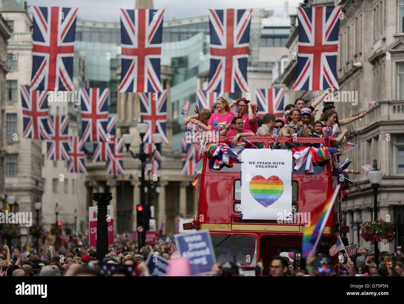Un bus che mostra un messaggio di solidarietà alla città statunitense di Orlando durante l orgoglio di Londra parade, come si fa il suo modo attraverso le strade del centro di Londra. Foto Stock
