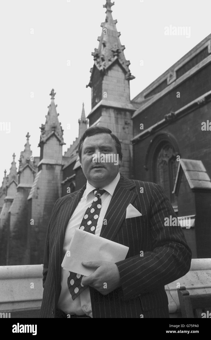 Geoffrey Dickens, Tory MP per Huddersfield West, fuori dalla Camera dei Comuni. Si prevede che egli chiami il diplomatico cui si fa riferimento nel processo di scambio di informazioni pedofili della scorsa settimana in Aula oggi con il privilegio parlamentare. Foto Stock