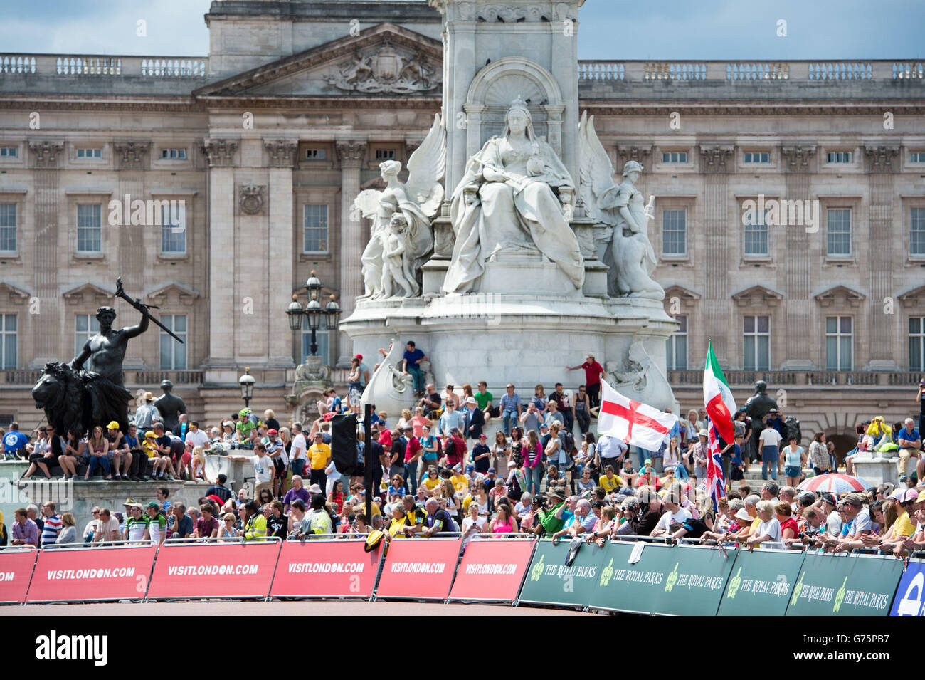 I fan oin davanti a Buckingham Palace prima della terza fase del Tour De France a Londra. Foto Stock