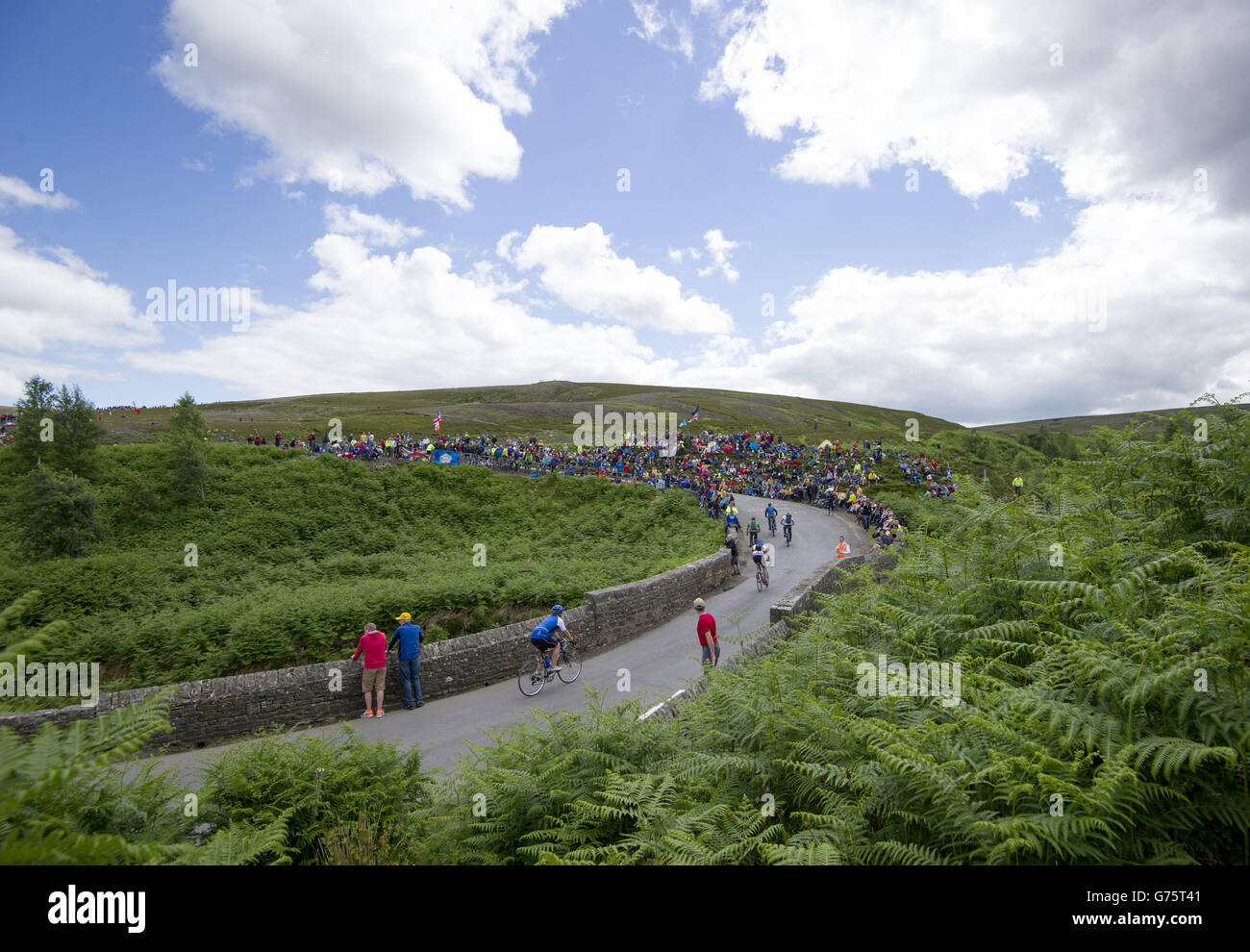 Ciclismo - Tour de France - prima tappa - da Leeds ad Harrogate. Gli spettatori aspettano che il peloton arrivi al mattino su Grinton Moor, Yorkshire Foto Stock