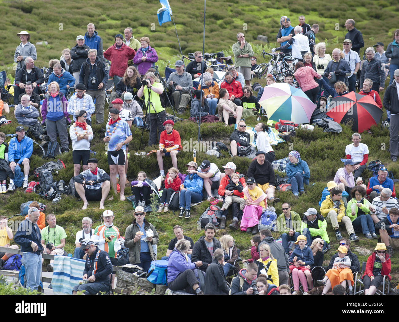 Ciclismo - Tour de France - prima tappa - da Leeds ad Harrogate. Gli spettatori aspettano che il peloton arrivi al mattino su Grinton Moor, Yorkshire Foto Stock
