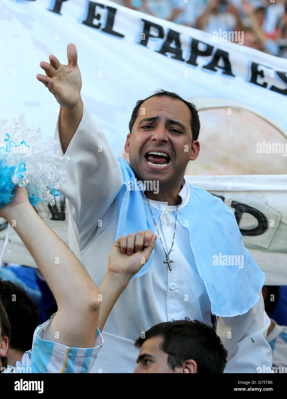 Calcio - Coppa del mondo FIFA 2014 - finale - Germania contro Argentina - Estadio do Maracana. Un fan argentino in un abito papa mostra la sua passione negli stand Foto Stock