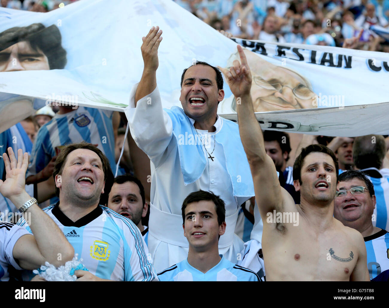 Un fan argentino in un abito da papa mostra la sua passione nelle tribune Foto Stock