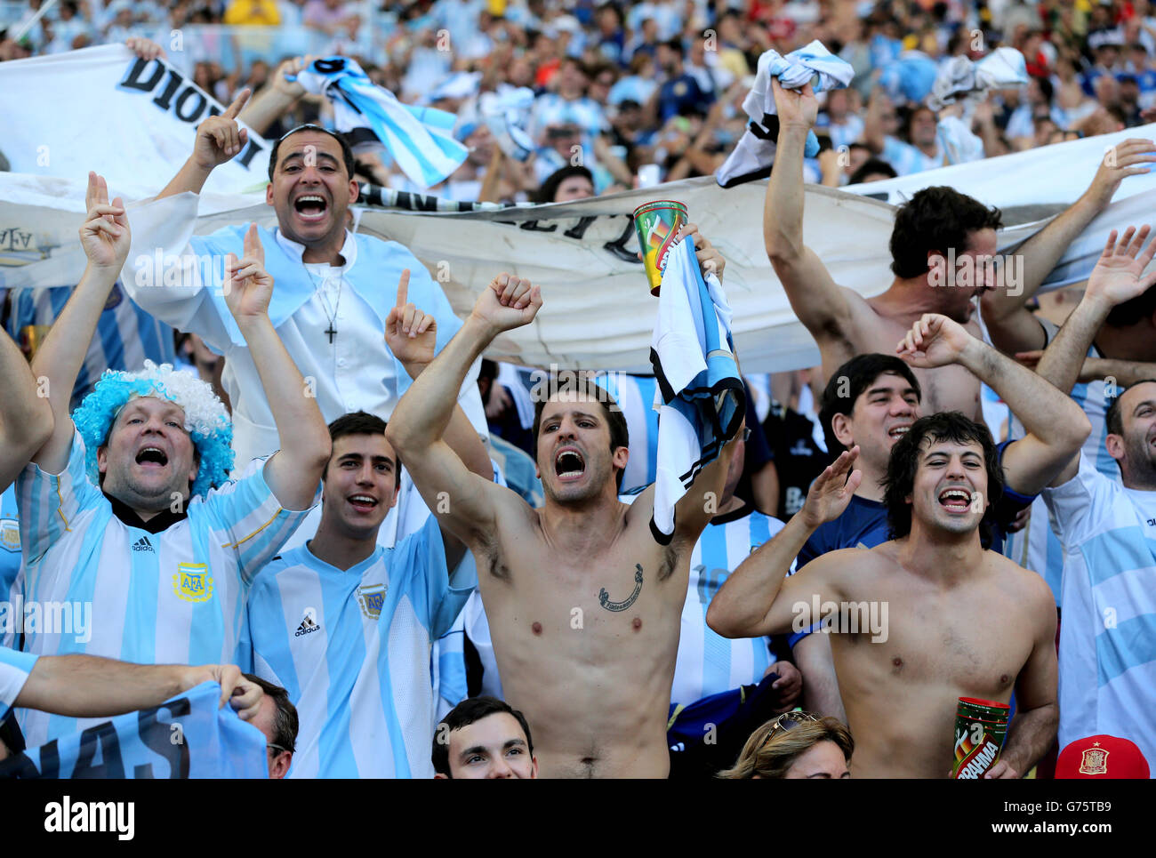 Calcio - Coppa del mondo FIFA 2014 - finale - Germania contro Argentina - Estadio do Maracana. Un fan argentino in un abito papa mostra la sua passione negli stand Foto Stock
