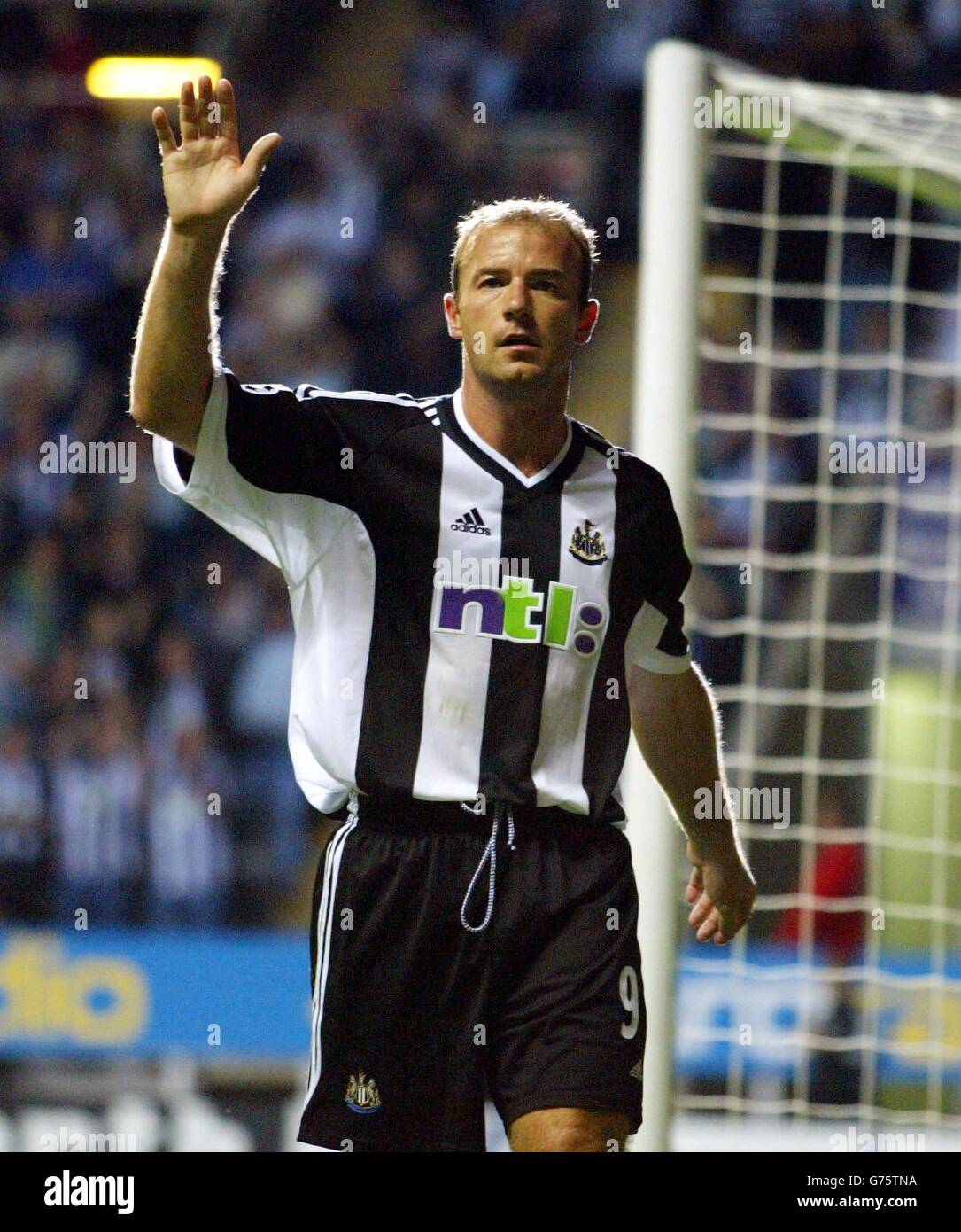 Alan Shearer del Newcastle United festeggia il quarto gol contro NK Zeljeznicar durante la UEFA Champions League, seconda tappa, terza partita, al St James' Park, Newcastle. Newcastle United sconfisse NK Zeljeznicar 4-0. Foto Stock