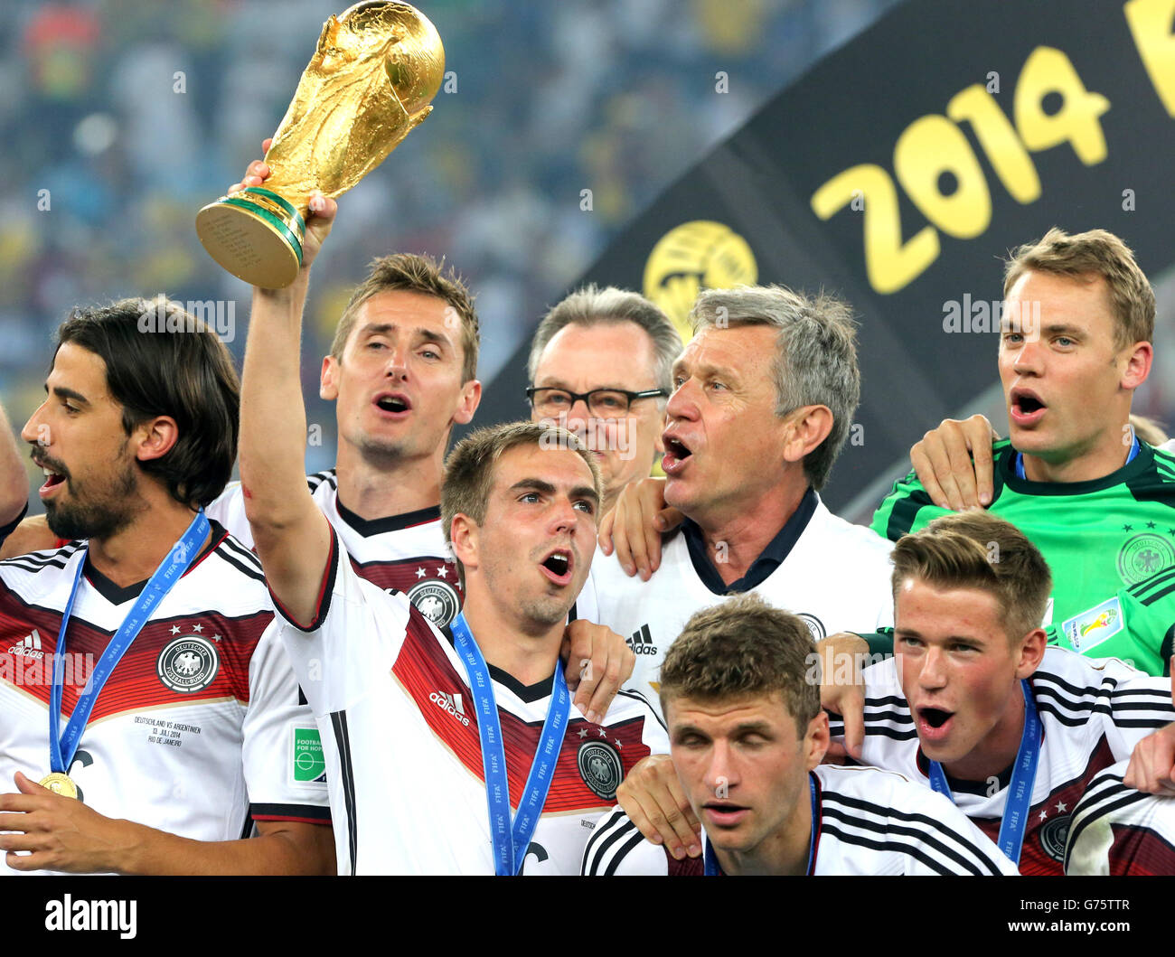 Philip Lahm in Germania festeggia con la Coppa del mondo FIFA 2014 Trofeo accanto ai compagni di squadra Foto Stock