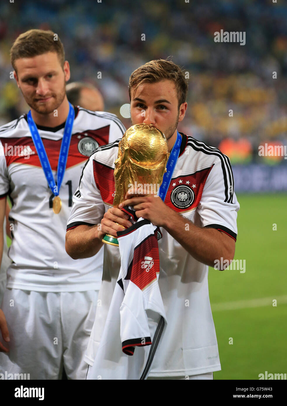 Il tedesco Mario Gotze festeggia con il Trofeo della Coppa del mondo FIFA Foto Stock