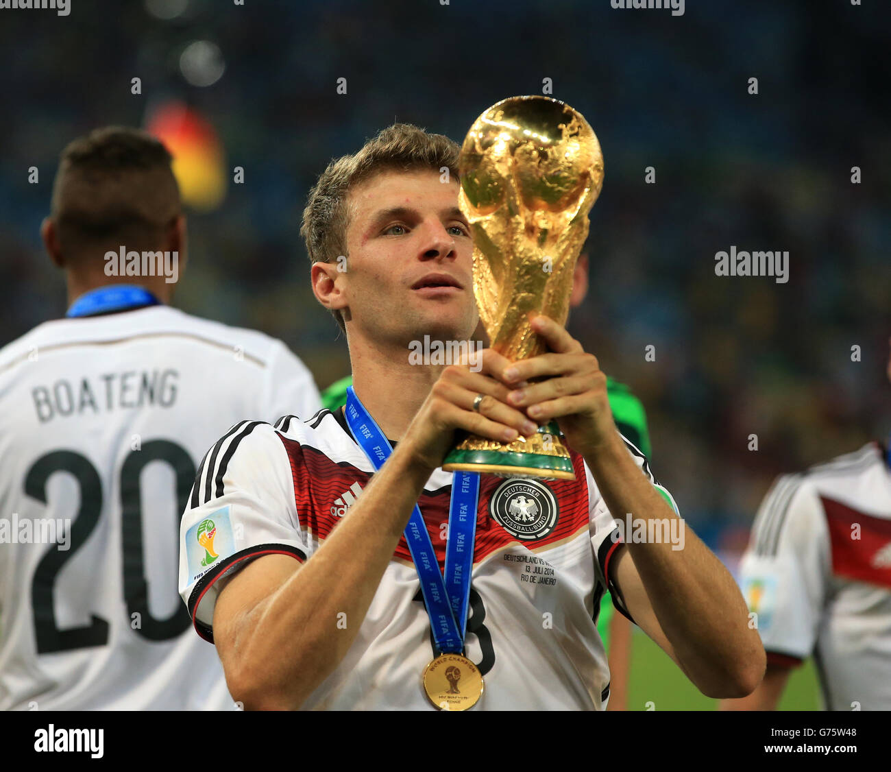 Il tedesco Thomas Muller festeggia con il Trofeo della Coppa del mondo FIFA Foto Stock