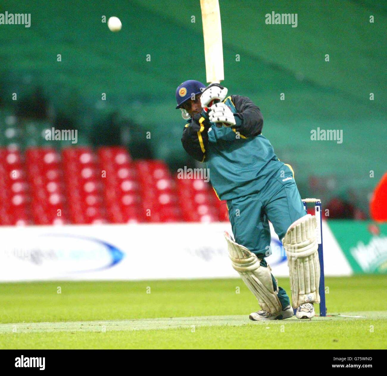 Il resto del mondo Aravinda de Silva colpisce un quattro fuori dal bowling della Gran Bretagna, durante la loro partita di Power Cricket al Millennium Stadium, Cardiff. Foto Stock