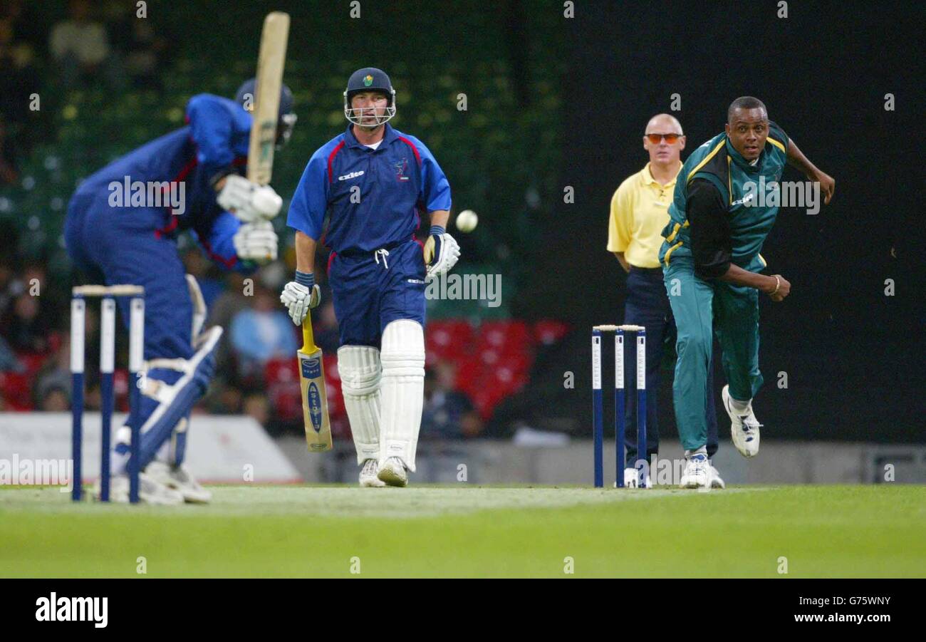 Resto del mondo Courtney Walsh bocce a Ronnie Irani in Gran Bretagna durante la partita di Power Cricket al Millennium Stadium di Cardiff. Foto Stock