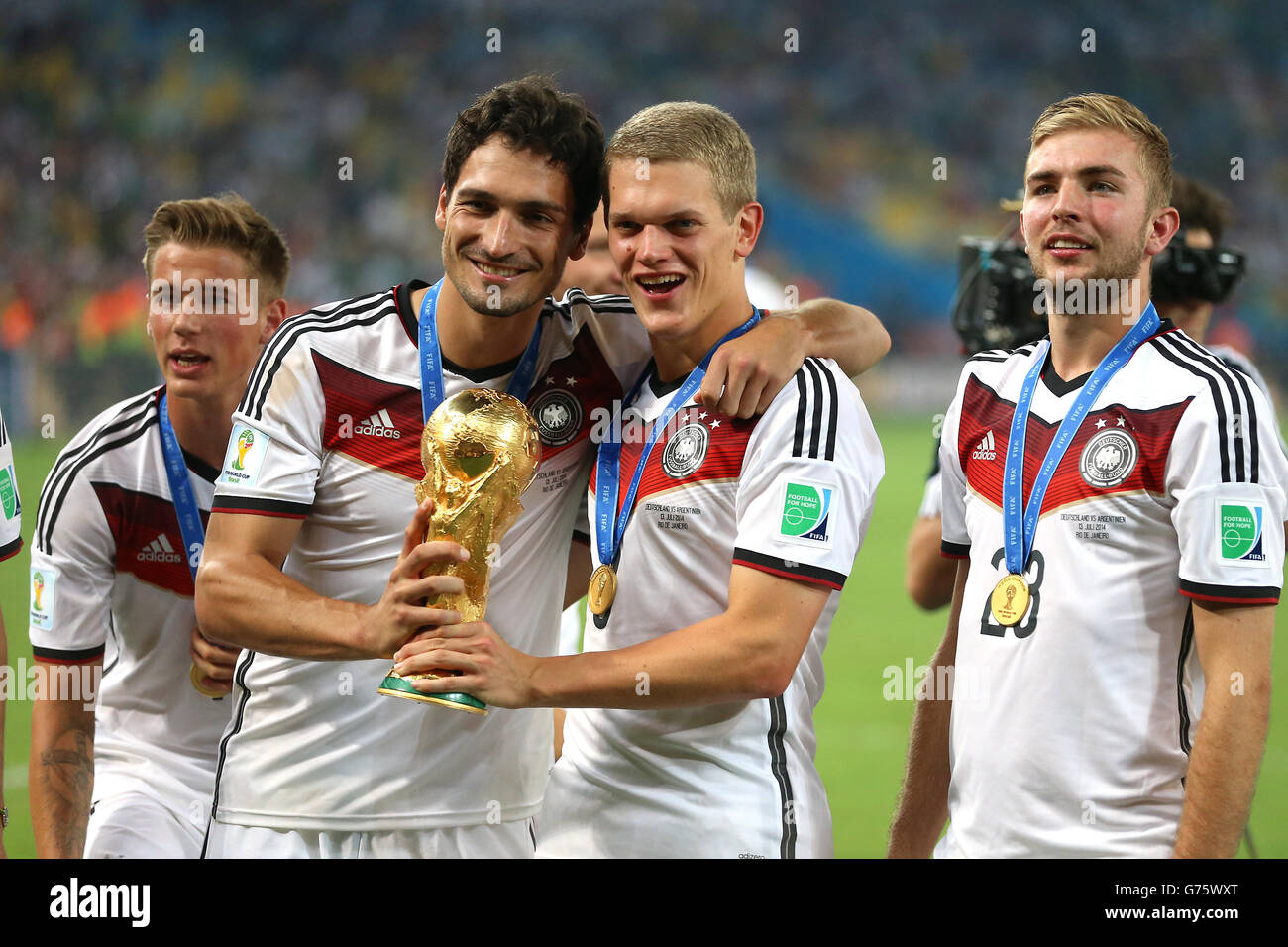 L-R: Erik Durm in Germania, i Mats Hummels in Germania, Matthias Ginter e Christoph Kramer festeggiano la vittoria della finale della Coppa del mondo Foto Stock