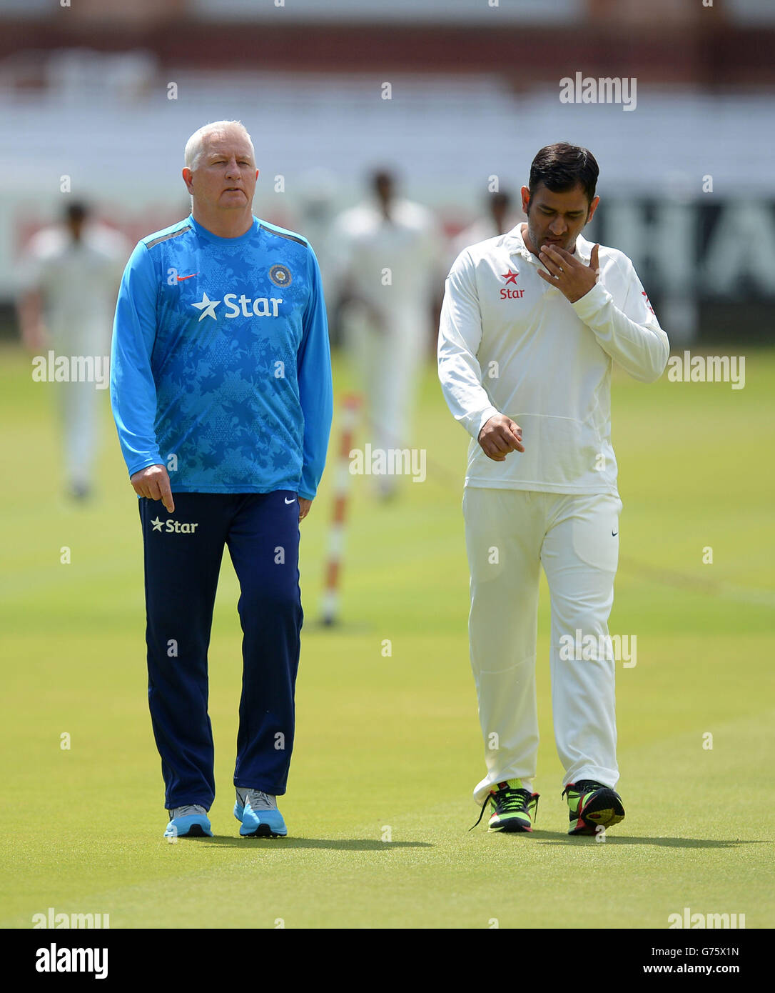 La MS Dhoni dell'India (a destra) e il capo allenatore Duncan Fletcher escono per una fotografia di squadra prima di una sessione di reti al Lord's Cricket Ground, Londra. Foto Stock