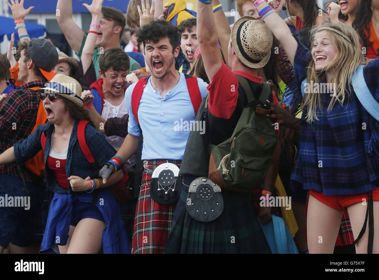 Il National Youth Theatre of Great Britain si esibisce durante la cerimonia di benvenuto del Team Scotland al Glasgow 2014 Commonwealth Games Athletes' Village di Glasgow, Scozia. Foto Stock