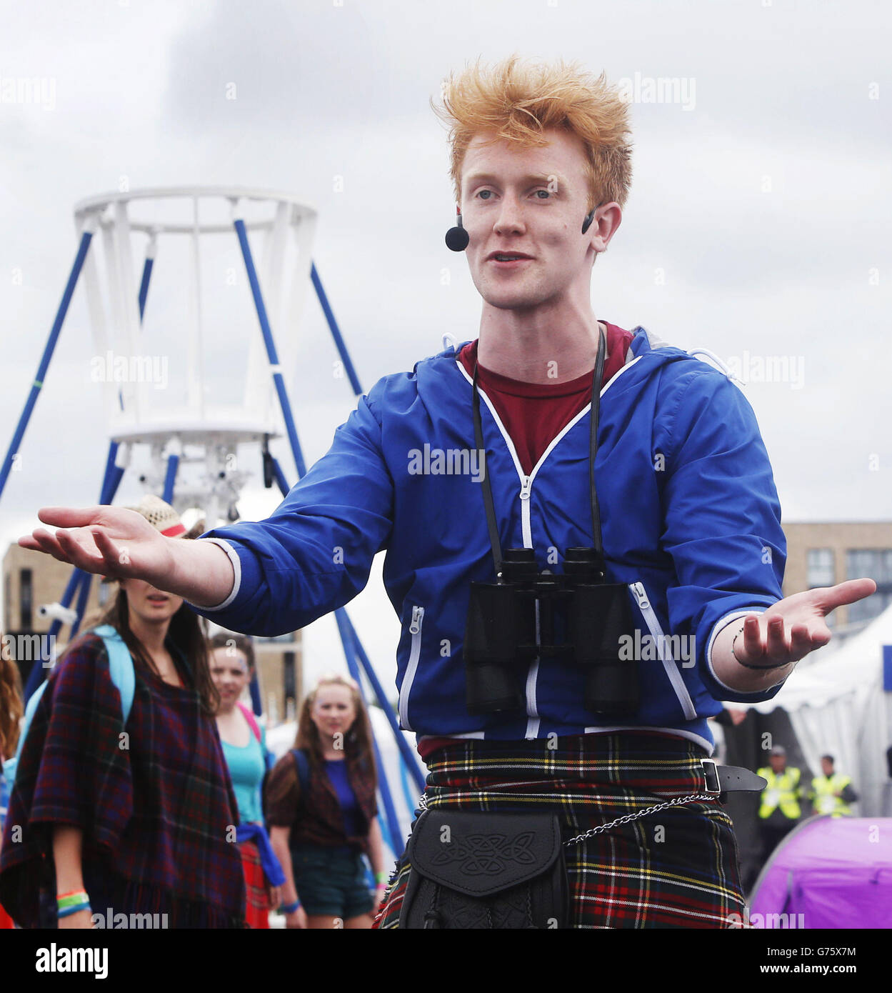 Un membro del National Youth Theatre of Great Britain si esibisce durante la cerimonia di benvenuto del Team Scotland al Glasgow 2014 Commonwealth Games Athletes' Village di Glasgow, Scozia. Foto Stock
