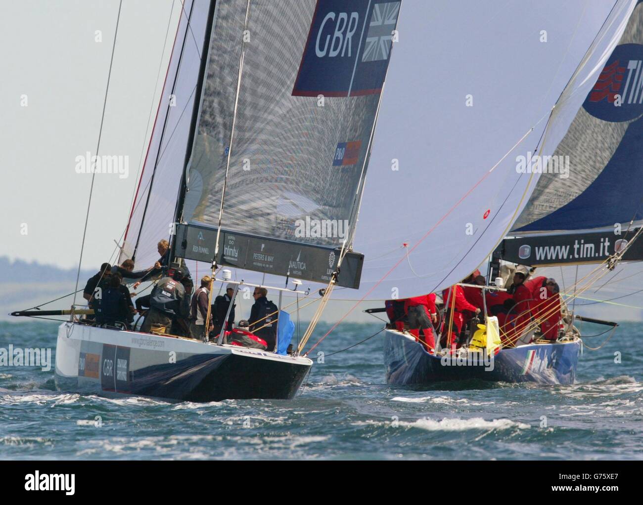 Il team della Britain's America's Cup GBR Challenge (a sinistra) segue il sindacato italiano Mascalzone Latino nel Golfo di Hauraki fuori Auckland, Nuova Zelanda . GBR stava perdendo di 56 secondi quando il volo fu abbandonato dopo quasi due ore di corsa perché il vento gradualmente morì. *...molte delle gare del primo round sono state annullate a causa di venti eccessivi o mancanza di vento e gli organizzatori sono preoccupati che potrebbero lottare per completare tutte le partite come le previsioni meteo è di nuovo per brezze leggere. Foto Stock