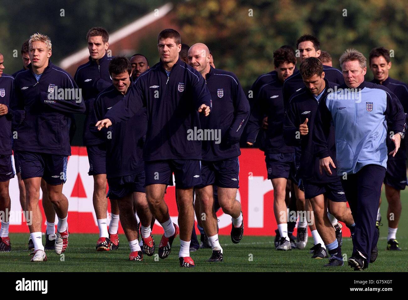 Steven Gerrard, giocatore di Inghilterra e Liverpool, guida i suoi compagni di squadra in campo, durante una sessione di allenamento presso Bisham Abbey, vicino a Marlow, per prepararsi alla qualificazione del Campionato europeo con la Slovacchia. Foto Stock