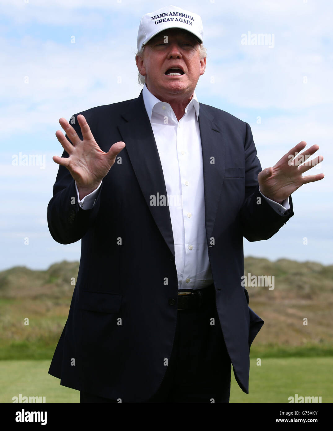 Donald Trump chat con i media durante un tour di Trump International Golf Links a a Balmedie. Foto Stock