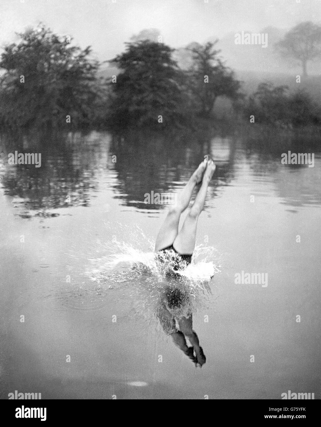 Diving - Enid Relph - Piscina Kenwood, Hampstead Foto Stock